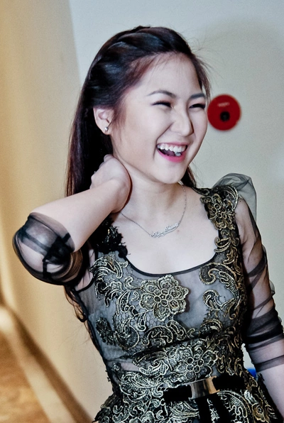 Hương Tràm cười hạnh phúc khi được nhiều người quan tâm. Hương Tràm cười hạnh phúc khi được nhiều người quan tâm.