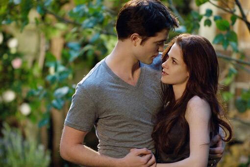 Kristen Stewart và Robert Pattinson trong "Hừng đông 2". Kristen Stewart và Robert Pattinson trong "Hừng đông 2".