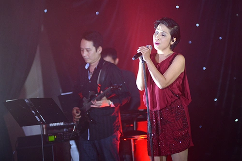 Có ông xã, nhạc sĩ Anh Quân đệm guitar cùng dàn nhạc, Mỹ Linh Có ông xã, nhạc sĩ Anh Quân đệm guitar cùng dàn nhạc, Mỹ Linh