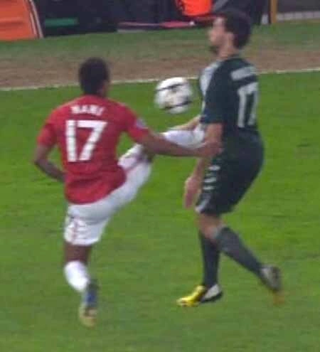 Pha cao chân của Nani với Arbeloa. Pha cao chân của Nani với Arbeloa.
