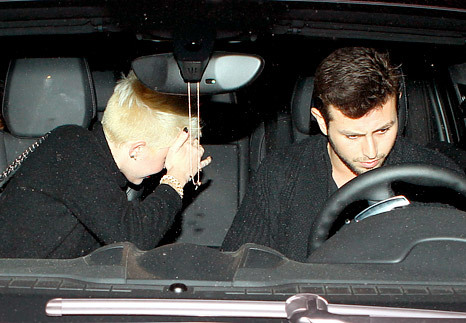 Miley Cyrus đi dự tiệc cùng anh chàng khác. Miley Cyrus đi dự tiệc cùng anh chàng khác.