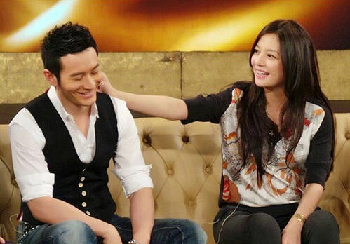 Triệu Vy tham gia talkshow của MC nổi tiếng Lỗ Dự để chia sẻ về bộ phim đầu tiên mà cô làm đạo diễn, "So Young". Triệu Vy tham gia talkshow của MC nổi tiếng Lỗ Dự để chia sẻ về bộ phim đầu tiên mà cô làm đạo diễn, "So Young".