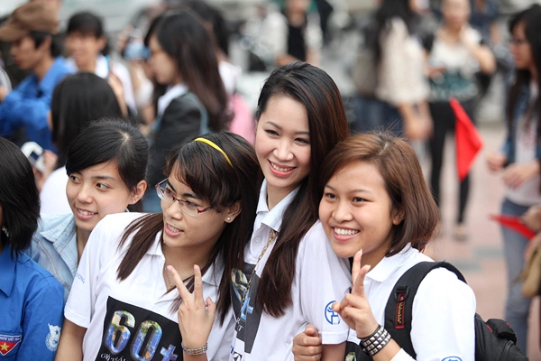 Rất đông bạn trẻ bày tỏ tình cảm yêu mến với Hoa hậu thân thiện Dương Thùy Linh. Rất đông bạn trẻ bày tỏ tình cảm yêu mến với Hoa hậu thân thiện Dương Thùy Linh.