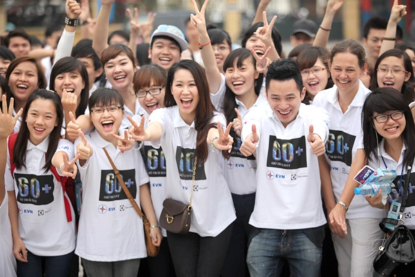 Ngoài hoạt động đạp xe, hai đại sứ còn tích cực Ngoài hoạt động đạp xe, hai đại sứ còn tích cực