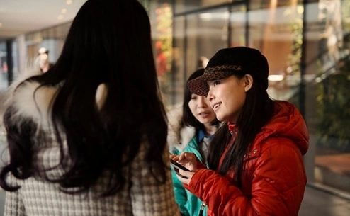 Yang Jing đang tiếp cận một đối tượng tiềm năng. Yang Jing đang tiếp cận một đối tượng tiềm năng.