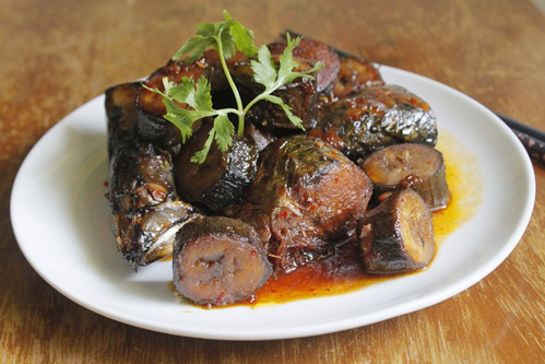 Với những nguyên liệu đơn giản, gần gũi, bạn đã có nồi cá kho thơm lừng với thịt cá thấm, thân cá chắc được kho cùng với chuối xanh.