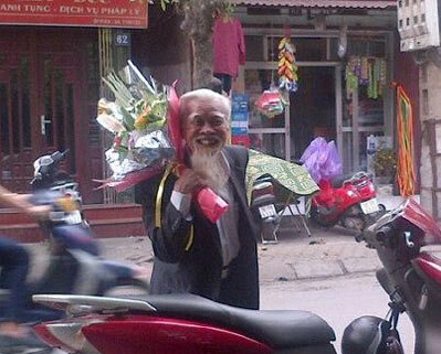 Bắt gặp 1 hot boy đi bộ mua hoa từ chợ Đồng Xuân về Cửa Bắc...để tặng vợ Bắt gặp 1 hot boy đi bộ mua hoa từ chợ Đồng Xuân về Cửa Bắc...để tặng vợ