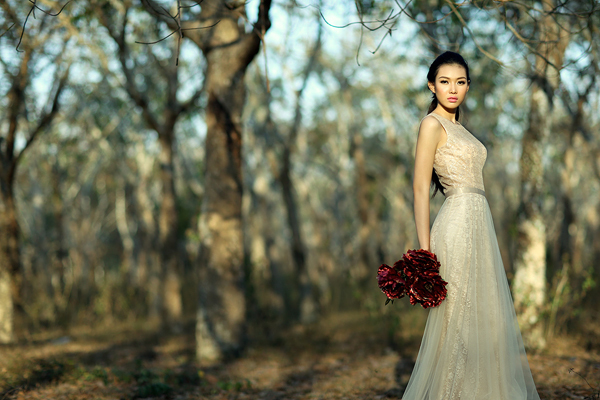 Bộ ảnh được thực hiện với sự hỗ trợ về trang phục của nhà thiết kế Tuấn Trần và chuyên gia trang điểm Trung Lạc. Bộ ảnh được thực hiện với sự hỗ trợ về trang phục của nhà thiết kế Tuấn Trần và chuyên gia trang điểm Trung Lạc.