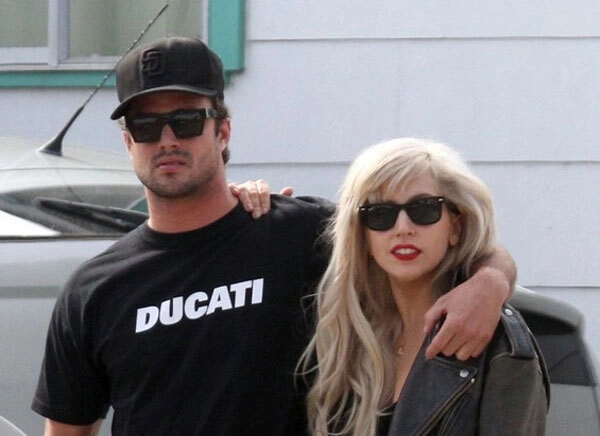 Nữ ca sĩ và bạn trai, Taylor Kinney. Nữ ca sĩ và bạn trai, Taylor Kinney.
