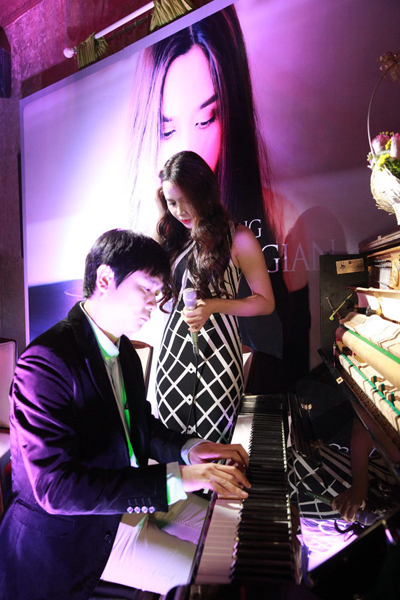 Anh còn ngẫu hứng đệm đàn cho vợ hát live "Hãy cho em thời gian". Anh còn ngẫu hứng đệm đàn cho vợ hát live "Hãy cho em thời gian".