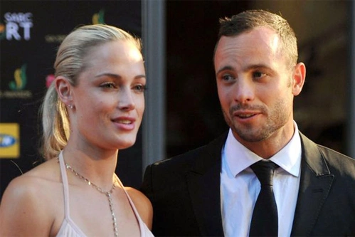 Oscar Pistorius và bạn gái hơn 3 tuổi mới công khai tình yêu được 4 tháng thì xảy ra bi kịch đau lòng khi chàng giết hại nàng.