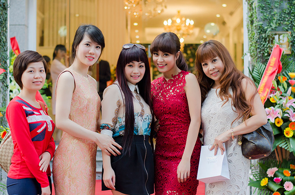 Từ khi trở lại với showbiz, mỗi bước đi của Hoàng Thùy Linh trong âm nhạc đều có sự đồng hành của mẹ. Từ khi trở lại với showbiz, mỗi bước đi của Hoàng Thùy Linh trong âm nhạc đều có sự đồng hành của mẹ.