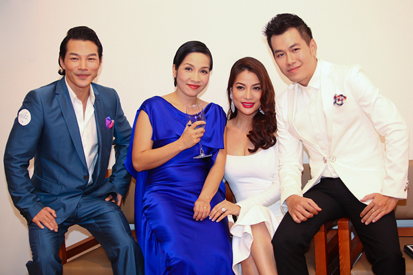Vợ chồng Trương Ngọc Ánh hội ngộ với ca sĩ Mỹ Linh và Hồ Trung Dũng. Vợ chồng Trương Ngọc Ánh hội ngộ với ca sĩ Mỹ Linh và Hồ Trung Dũng.