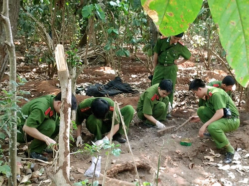 Công an đào bới tìm xác người tại nhà Bí thư Đảng ủy xã Kim Long. Công an đào bới tìm xác người tại nhà Bí thư Đảng ủy xã Kim Long.