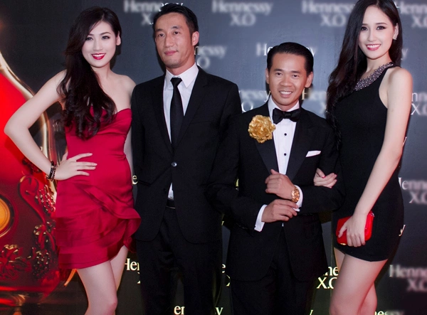 Mai Phương Thúy, Tú Anh tạo dáng bên Mai Phương Thúy, Tú Anh tạo dáng bên