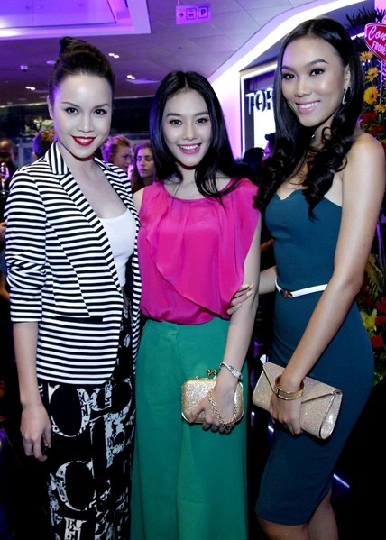 Linh Chi, Diệu Huyền hội ngộ Á hậu Ngọc Oanh (áo kẻ). Linh Chi, Diệu Huyền hội ngộ Á hậu Ngọc Oanh (áo kẻ).