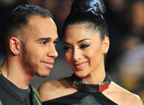 Lewis Hamilton cũng từng là 'tay chơi' chốn tình trường nhưng từ khi hẹn hò với Nicole Scherzinger, 'Viên ngọc đen' hoàn toàn thay đổi. Lewis Hamilton cũng từng là 'tay chơi' chốn tình trường nhưng từ khi hẹn hò với Nicole Scherzinger, 'Viên ngọc đen' hoàn toàn thay đổi.