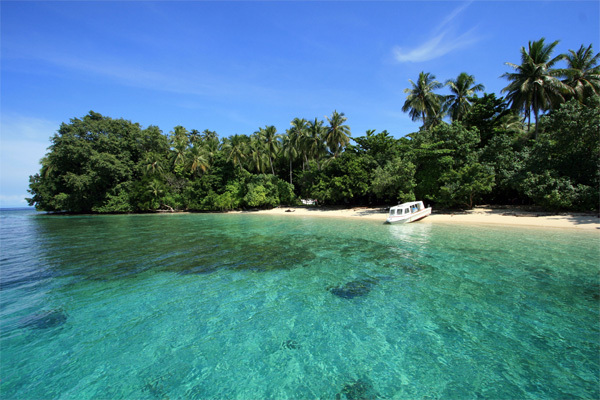 Nhiều hòn đảo trên quần đảo Raja Ampat còn khá hoang sơ, không có người ở hoặc thậm chí ngay cả những người dân Indonesia còn chưa nghe tới tên. Nhiều hòn đảo trên quần đảo Raja Ampat còn khá hoang sơ, không có người ở hoặc thậm chí ngay cả những người dân Indonesia còn chưa nghe tới tên.