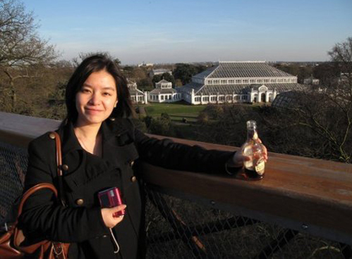 "Zhang Jing không chỉ học giỏi mà còn biết khiêu vũ và chơi bóng chuyền. Tuy nhiên, đôi lúc cô ấy lạnh lùng không nói gì suốt cả buổi chiều, và chỉ tập trung suy nghĩ hay đọc sách", một người bạn cùng lớp của Zhang kể lại. "Zhang Jing không chỉ học giỏi mà còn biết khiêu vũ và chơi bóng chuyền. Tuy nhiên, đôi lúc cô ấy lạnh lùng không nói gì suốt cả buổi chiều, và chỉ tập trung suy nghĩ hay đọc sách", một người bạn cùng lớp của Zhang kể lại.
