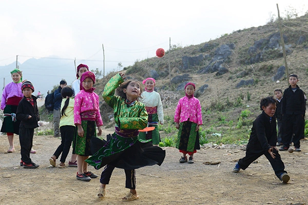 Trên đường đi, nếu bạn có bắt gặp những đứa trẻ dân tộc đang vui đùa, hãy dừng lại trò chuyện và chơi với chúng. Chắc chắn bạn sẽ không khỏi cảm thấy thích thú bởi sự trong sáng và hồn nhiên của những đứa trẻ nơi đây. Trên đường đi, nếu bạn có bắt gặp những đứa trẻ dân tộc đang vui đùa, hãy dừng lại trò chuyện và chơi với chúng. Chắc chắn bạn sẽ không khỏi cảm thấy thích thú bởi sự trong sáng và hồn nhiên của những đứa trẻ nơi đây.