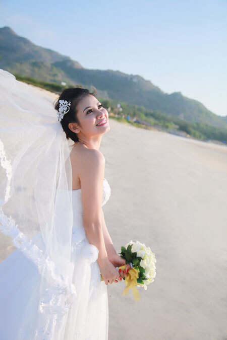Ca sĩ Yến Ngọc thực hiện album ảnh cưới tại một resort ở Long Hải, Bà Rịa - Vũng Tàu. Lý do là vì nơi đây vừa có cảnh biển, bãi đá, đồi cát lại có khu nhà hoang sơ. Ca sĩ Yến Ngọc thực hiện album ảnh cưới tại một resort ở Long Hải, Bà Rịa - Vũng Tàu. Lý do là vì nơi đây vừa có cảnh biển, bãi đá, đồi cát lại có khu nhà hoang sơ.