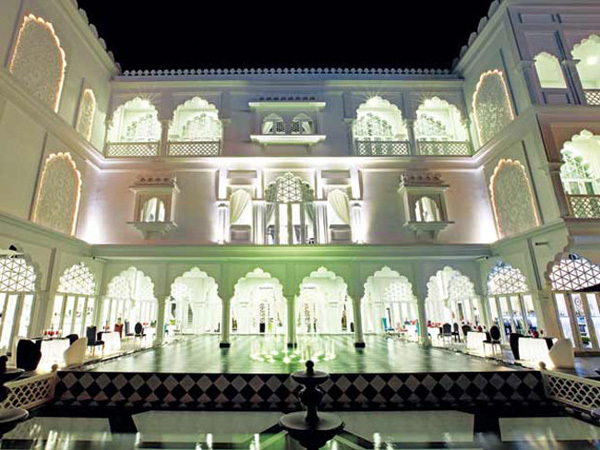 Lấy cảm hứng từ ngôi đền Taj Mahal (Ấn Độ), chủ nhân của lâu đài trắng - muốn mang không khí huyền hoặc, tráng lệ ấy về Sài Gòn, nhưng hiện đại hơn, gần gũi hơn. Lấy cảm hứng từ ngôi đền Taj Mahal (Ấn Độ), chủ nhân của lâu đài trắng - muốn mang không khí huyền hoặc, tráng lệ ấy về Sài Gòn, nhưng hiện đại hơn, gần gũi hơn.