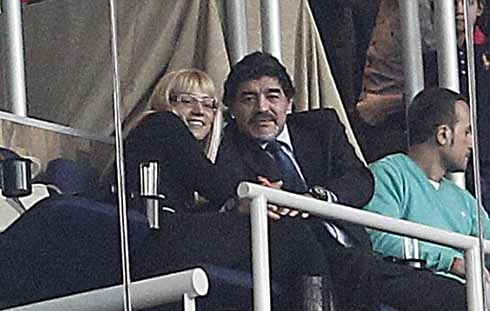 Maradona đang hạnh phúc bên cô bạn gái kém 30 tuổi Maradona đang hạnh phúc bên cô bạn gái kém 30 tuổi