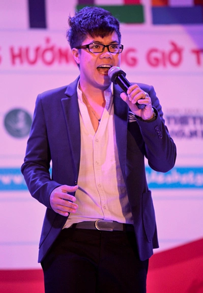 Ca sĩ Đinh Mạnh Ninh cũng tham gia sự kiện tối qua. Anh dành tặng ca khúc "Trà đá vỉa hè". Ca sĩ Đinh Mạnh Ninh cũng tham gia sự kiện tối qua. Anh dành tặng ca khúc "Trà đá vỉa hè".