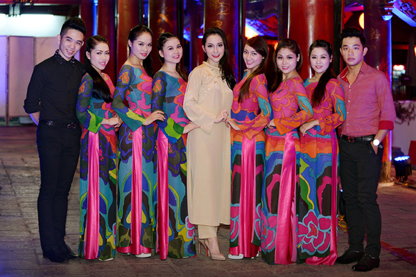 Linh Nga và các diễn viên của nhà hát Bông Sen. Linh Nga và các diễn viên của nhà hát Bông Sen.