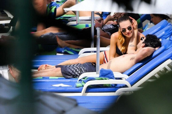 Joe Jonas và người yêu đi nghỉ tại Rio, Brazil hồi tháng 2. Joe Jonas và người yêu đi nghỉ tại Rio, Brazil hồi tháng 2.