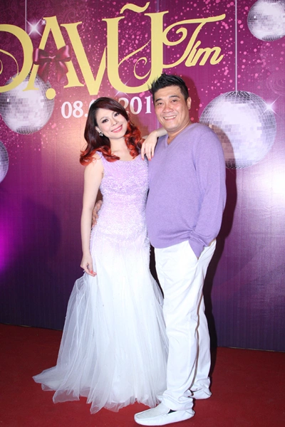 Trong đêm 'Dạ tiệc tím' vào tối 8/3, nữ ca sĩ hạnh phúc đón tuổi mới trong vòng tay của những người thân thương. Trong đêm 'Dạ tiệc tím' vào tối 8/3, nữ ca sĩ hạnh phúc đón tuổi mới trong vòng tay của những người thân thương.