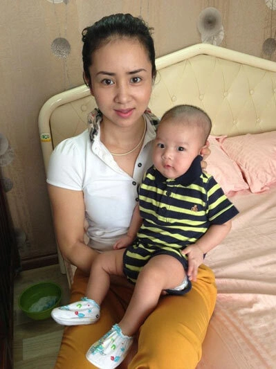 cựu VĐV Wushu Thúy Hiền đã khoe ảnh cháu trai bụ bẫm của mình là bé Poh Nguyễn Đức Anh, con trai đầu lòng của Thúy Vinh. Đây là một trong những lần xuất hiện khá hiếm hoi của bé sau khi chào đời vào đầu tháng 12/2012. Bức ảnh được đăng lên khi Thúy Hiền vào Sài Gòn thăm cháu trai 3 tháng tuổi của mình. cựu VĐV Wushu Thúy Hiền đã khoe ảnh cháu trai bụ bẫm của mình là bé Poh Nguyễn Đức Anh, con trai đầu lòng của Thúy Vinh. Đây là một trong những lần xuất hiện khá hiếm hoi của bé sau khi chào đời vào đầu tháng 12/2012. Bức ảnh được đăng lên khi Thúy Hiền vào Sài Gòn thăm cháu trai 3 tháng tuổi của mình.
