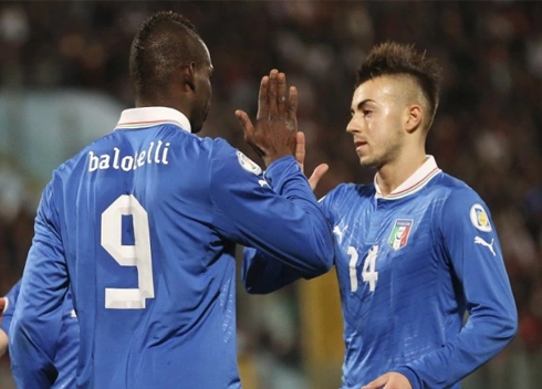 Balotelli ăn mừng với đồng đội El Shaarawy. Balotelli ăn mừng với đồng đội El Shaarawy.