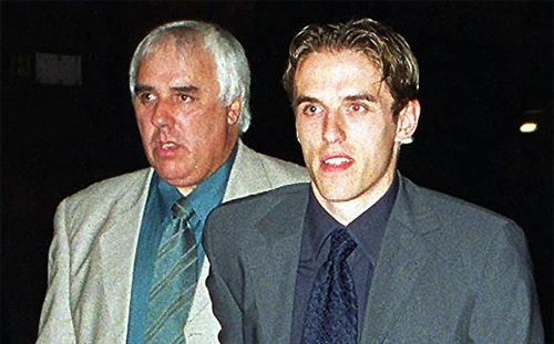Ông Neville và con trai, Phil, đội trưởng Everton.
