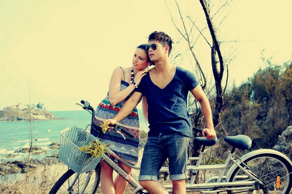 Cả hai không ngần ngại thể hiện những cử chỉ yêu thương khiến không ít người cứ ngỡ họ là một cặp tình nhân. Cả hai không ngần ngại thể hiện những cử chỉ yêu thương khiến không ít người cứ ngỡ họ là một cặp tình nhân.