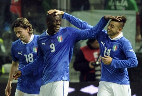 Balotelli và El Shaarawy sờ đầu nhau khi ăn mừng. Balotelli và El Shaarawy sờ đầu nhau khi ăn mừng.