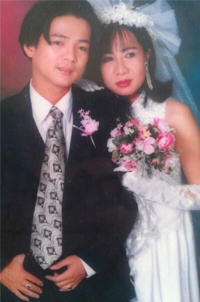 Ca sĩ Vũ Hà bất ngờ khoe ảnh cưới 20 năm trước với người vợ bí mật hơn mình 8 tuổi. Ca sĩ Vũ Hà bất ngờ khoe ảnh cưới 20 năm trước với người vợ bí mật hơn mình 8 tuổi.