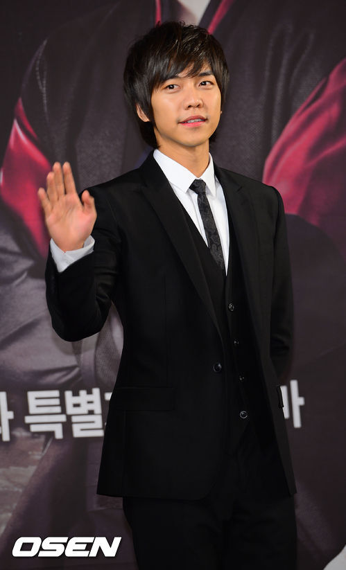 Lee Seung Gi điển trai, lịch lãm. Ngôi sao xứ Hàn tiết lộ, đây là vai diễn đầu tiên mà anh có "vinh dự" cặp đôi với một cô gái nhỏ tuổi hơn mình. Trước đó, Ha Ji Won, đều hơn tuổi anh. Lee Seung Gi điển trai, lịch lãm. Ngôi sao xứ Hàn tiết lộ, đây là vai diễn đầu tiên mà anh có "vinh dự" cặp đôi với một cô gái nhỏ tuổi hơn mình. Trước đó, Ha Ji Won, đều hơn tuổi anh.