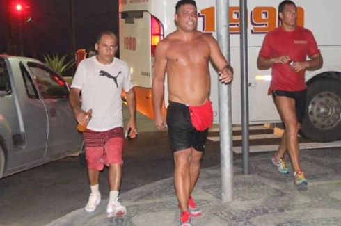 Vì người yêu mới, Ronaldo đang rất tích cực tập luyện để giảm cân. Vì người yêu mới, Ronaldo đang rất tích cực tập luyện để giảm cân.