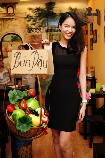 Phùng Yến Ngọc đến dự khai trương. Phùng Yến Ngọc đến dự khai trương.