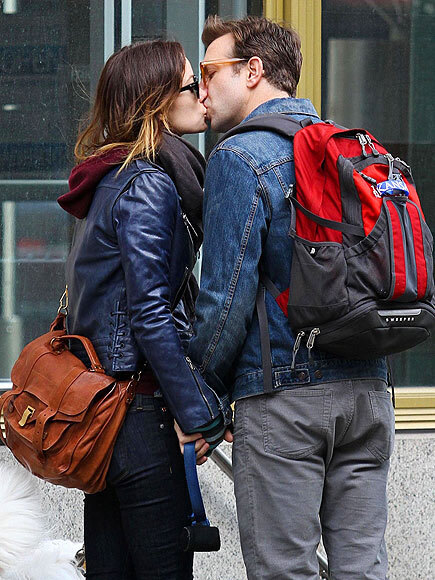 Đứng chờ xe bus, nữ diễn viên Olivia Wilde và vị hôn phu Đứng chờ xe bus, nữ diễn viên Olivia Wilde và vị hôn phu