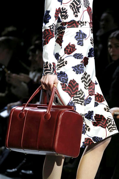 Owing to the original doctors bag-inspired style and extra-large size, this Marc by Marc Jacobs bag is an ideal companion for traveling. Owing to the original doctors bag-inspired style and extra-large size, this Marc by Marc Jacobs bag is an ideal companion for traveling.