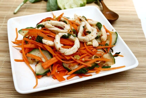 Cà rốt và dưa leo ăn giòn, trộn cùng mực ống, thơm nhẹ mùi chanh, sả sẽ là món ăn kèm thú vị để đãi khách và bạn bè đến nhà.