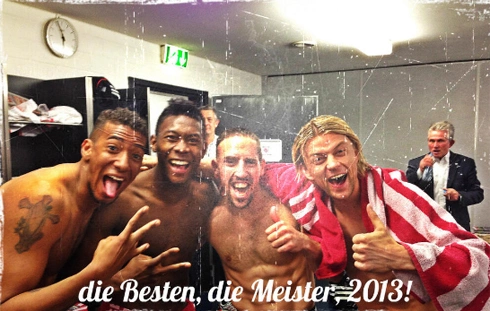 Ribery và các đồng đội phấn khích chụp hình lưu niệm trong phòng thay đồ. Ribery và các đồng đội phấn khích chụp hình lưu niệm trong phòng thay đồ.