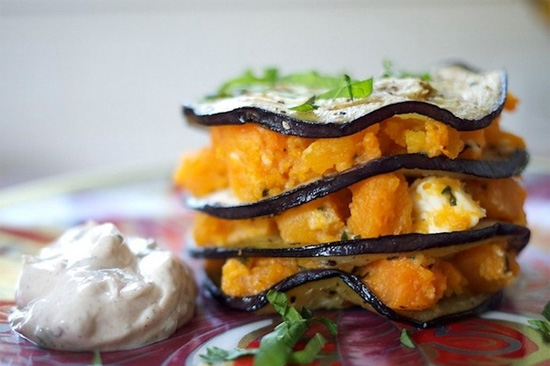 Sandwich cà tím, hạt lựu, bạc hà và nước xốt sữa chua. Sandwich cà tím, hạt lựu, bạc hà và nước xốt sữa chua.