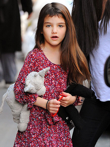 Suri Cruise mới đây đã thay đổi kiểu tóc khác lạ. Công chúa nhỏ 7 tuổi của Tom Cruise Suri Cruise mới đây đã thay đổi kiểu tóc khác lạ. Công chúa nhỏ 7 tuổi của Tom Cruise