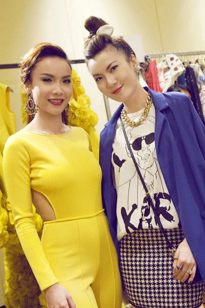 Cô được em gái Yến Nhi hộ tống đi diễn thời trang. Cô được em gái Yến Nhi hộ tống đi diễn thời trang.