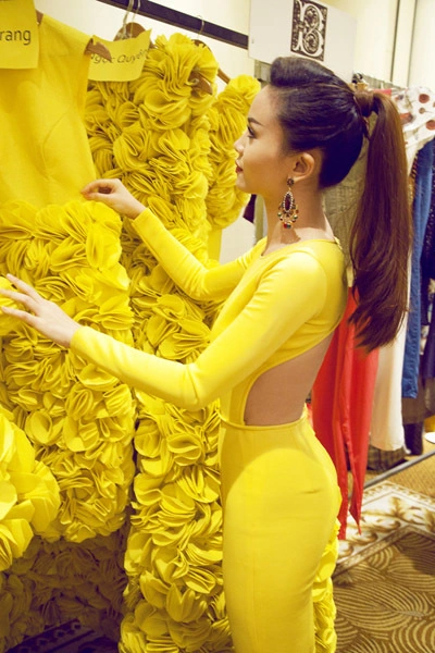 Trước khi lên sàn catwalk, Yến Trang có chút hồi hộp, lo lắng. Trước khi lên sàn catwalk, Yến Trang có chút hồi hộp, lo lắng.