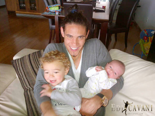 Cavani hạnh phúc bế hai cậu con trai hôm đầu tháng.
