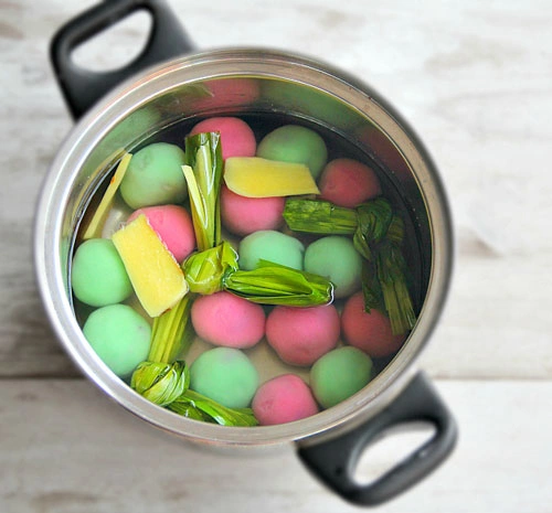 Bánh trôi của Singapore thường có màu sắc đẹp mắt, nước luộc có thêm gừng và lá dứa rất thơm. Bánh trôi của Singapore thường có màu sắc đẹp mắt, nước luộc có thêm gừng và lá dứa rất thơm.